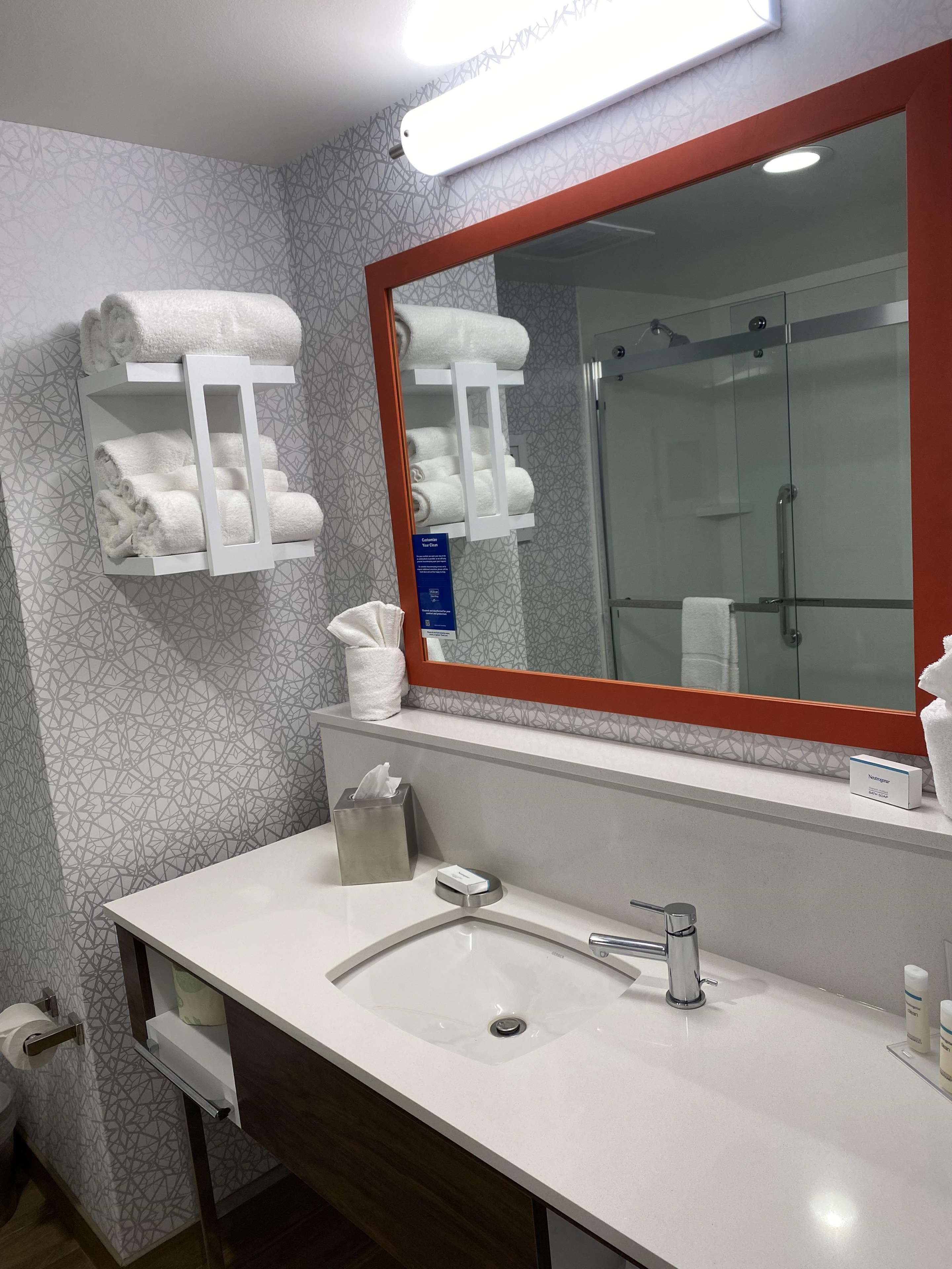 Hampton Inn & Suites Olean, NY Room Type - 2 QUEEN BEDS W  FRIDGE NS
