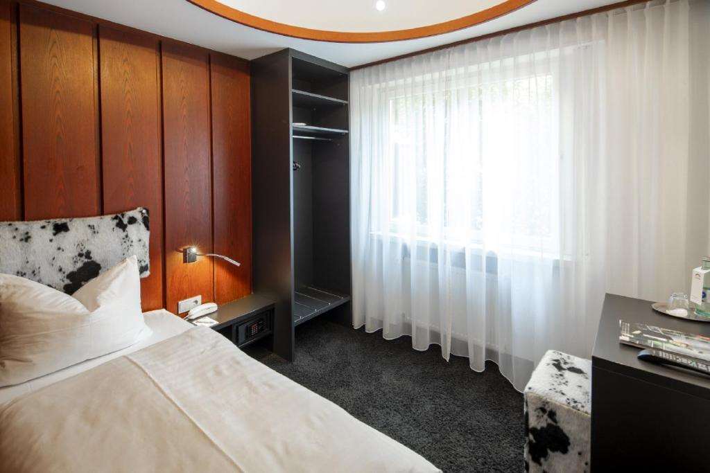 Hotel Gloria-guestroom-Guest Room,On-Site.jpg