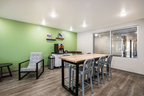  - WoodSpring Suites Elgin - I-90, Exit 52