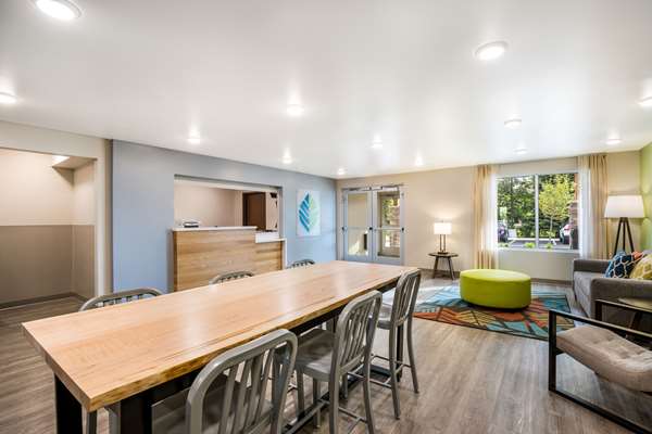  - WoodSpring Suites Elgin - I-90, Exit 52