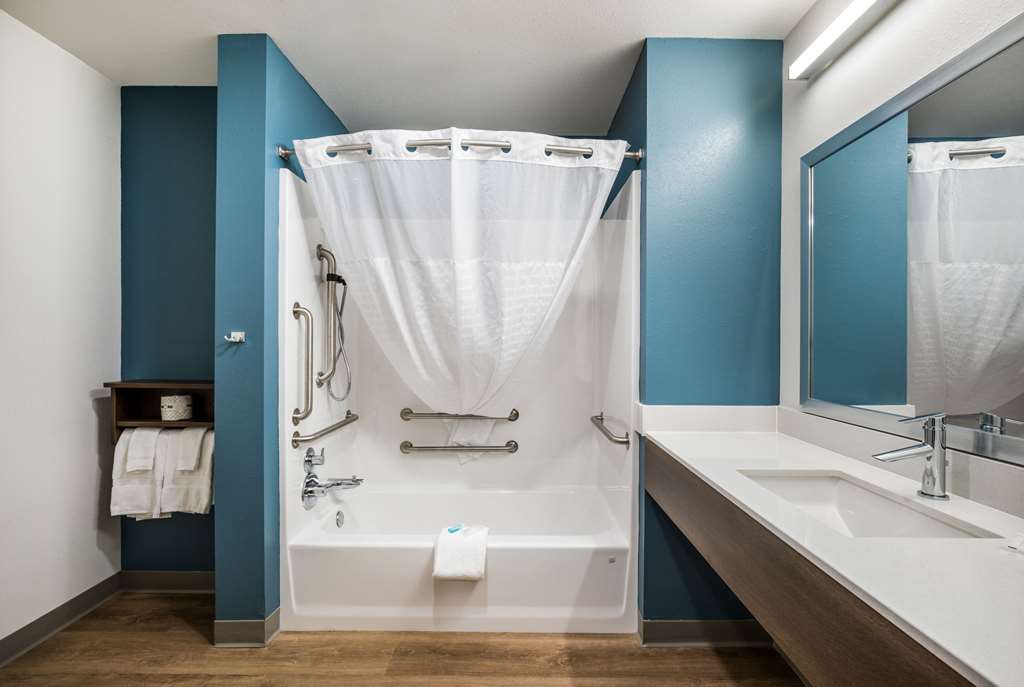 WOODSPRING SUITES ELGIN - CHICAGO-guestroom-Guest Room,Bathroom,On-Site.jpg