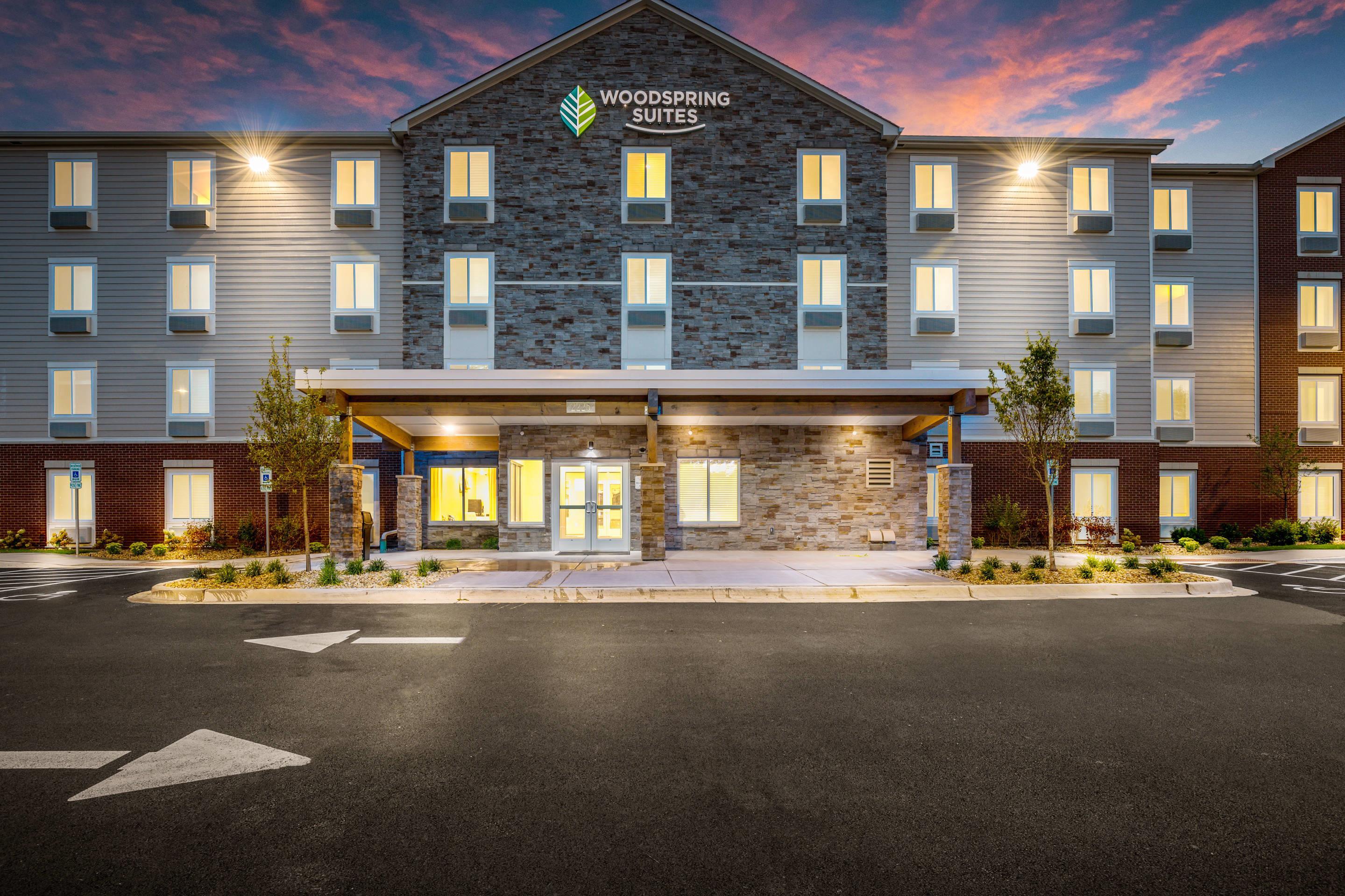 Hotel at Night | WoodSpring Suites Elgin - Chicago