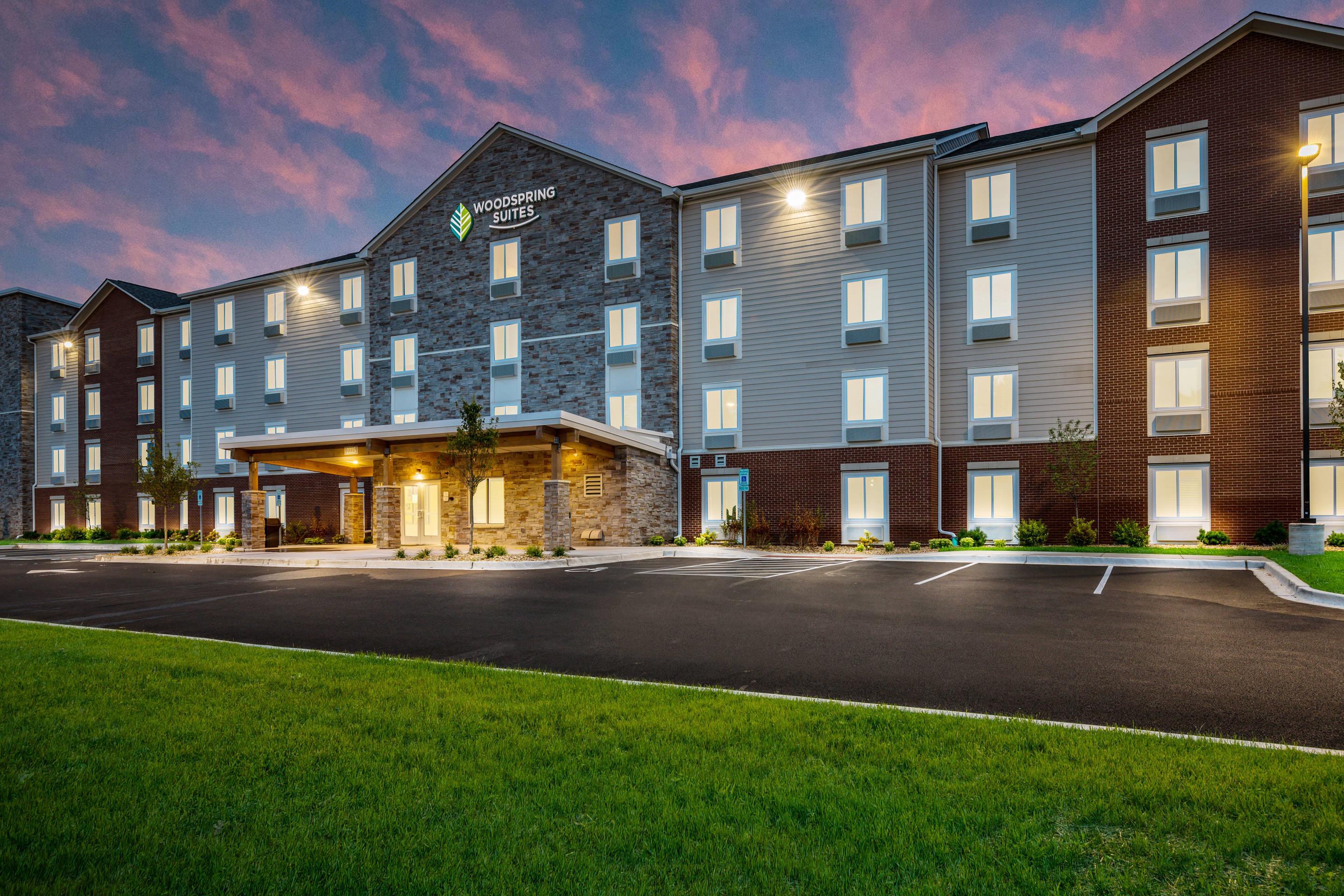 Hotel at Night | WoodSpring Suites Elgin - Chicago