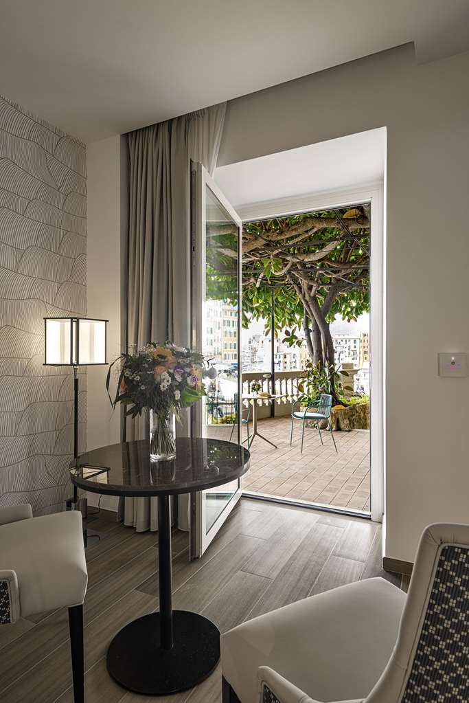 SUBLIMIS BOUTIQUE HOTEL CAMOGLI-guestroom-Guest Room,On-Site.jpg