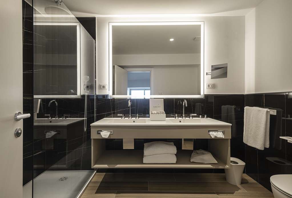 SUBLIMIS BOUTIQUE HOTEL CAMOGLI-guestroom-Guest Room,Bathroom,On-Site.jpg