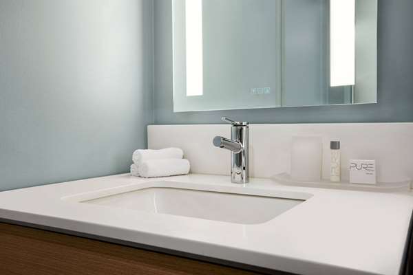  - Wingate by Wyndham Hotel Bronx Haven Park New York