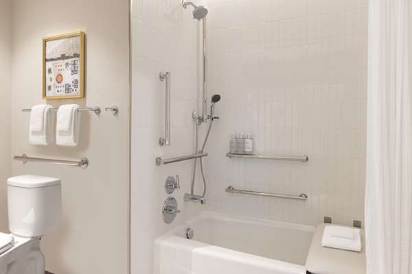 1 KING MOBILITY/HEARING ACCESSIBLE W/BATHTUB
