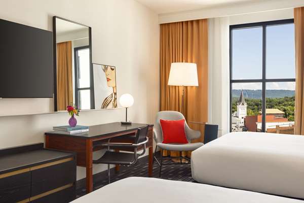 2 QUEEN BEDS CORNER ROOM