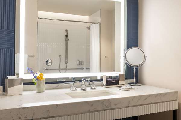 2QN MOBILITY/HEARING ACC ROLL IN SHWR CORNER