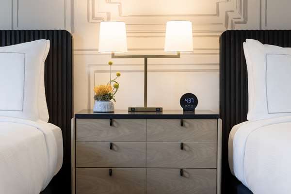 2QN MOBILITY/HEARING ACC ROLL IN SHWR CORNER