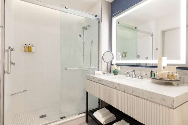 1KNG BED DELUXE CORNER RM