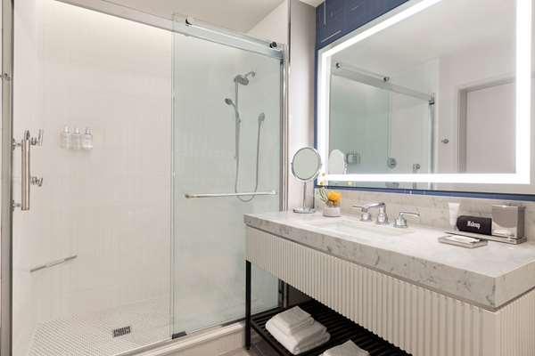 2 QUEEN BEDS CORNER ROOM