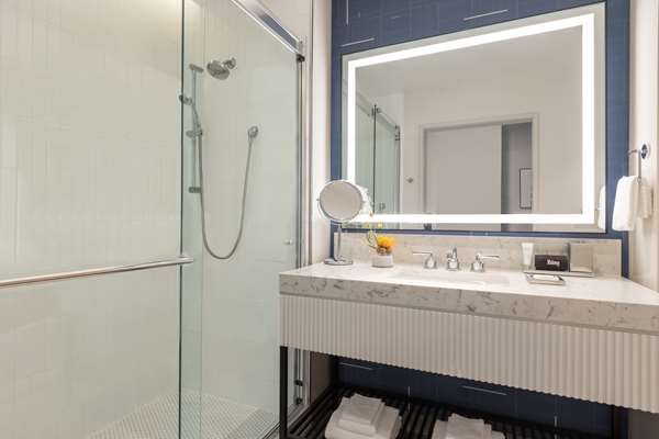 1KNG BED DELUXE CORNER RM