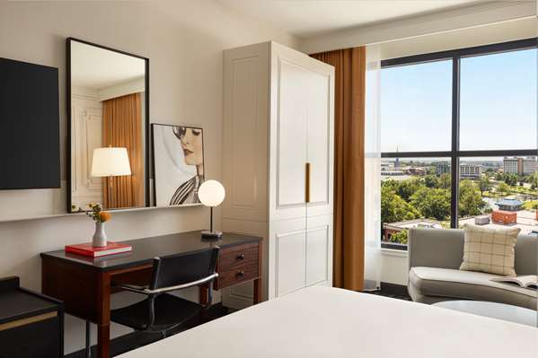 1KNG BED DELUXE CORNER RM