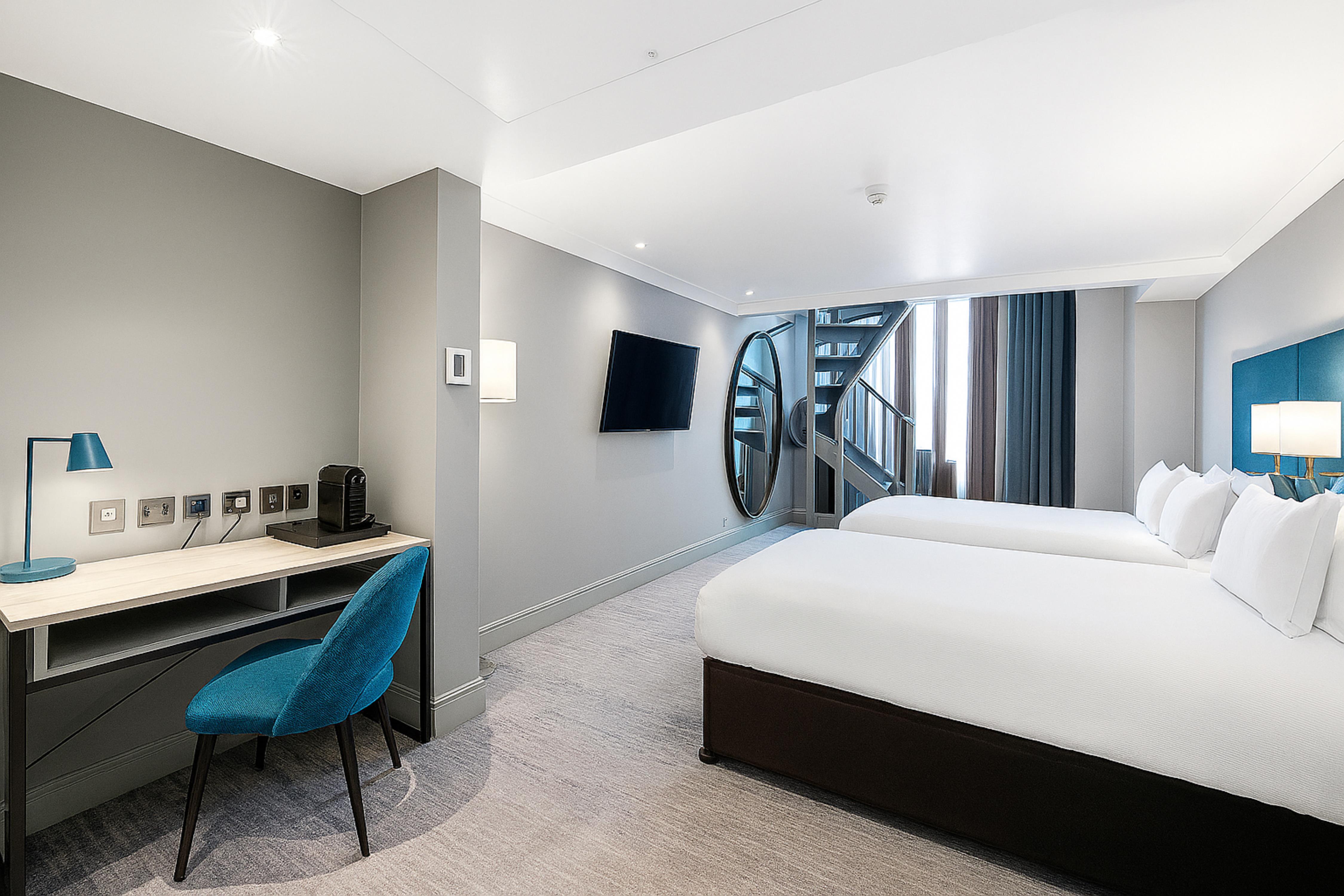DoubleTree by Hilton London Kensington Room Type - Duplex with Three Double Beds