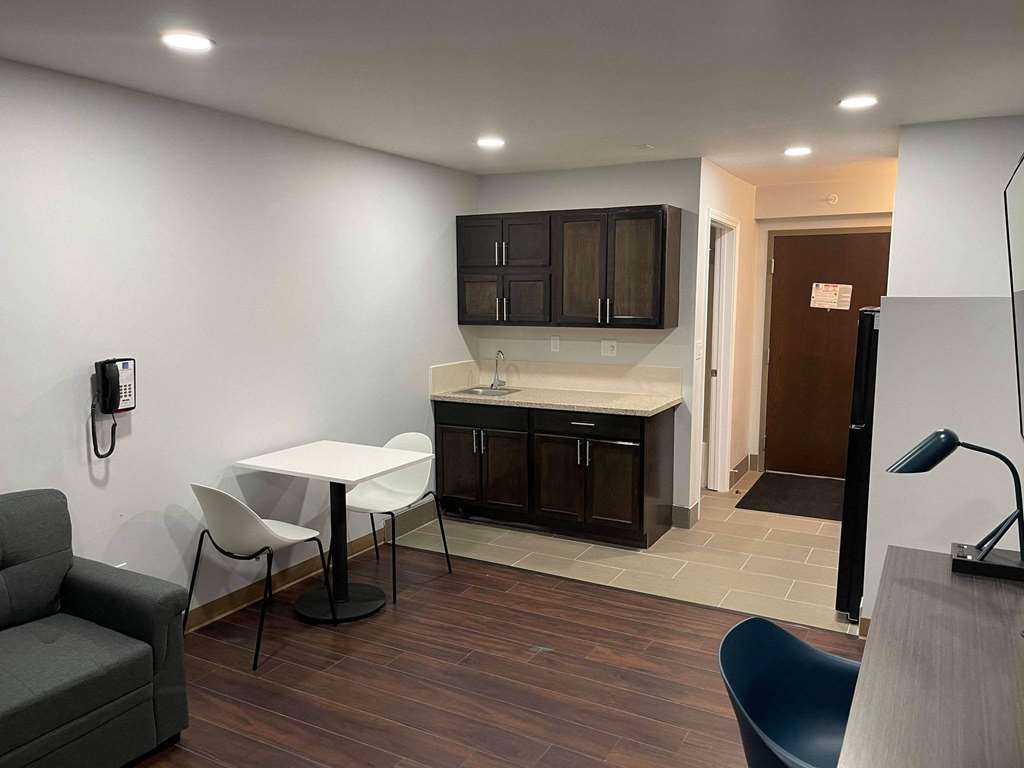 STUDIO 6 PEORIA IL-guestroom-Guest Room,Suite,On-Site.jpg