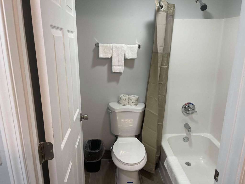 STUDIO 6 PEORIA IL-guestroom-Guest Room,Bathroom,On-Site.jpg