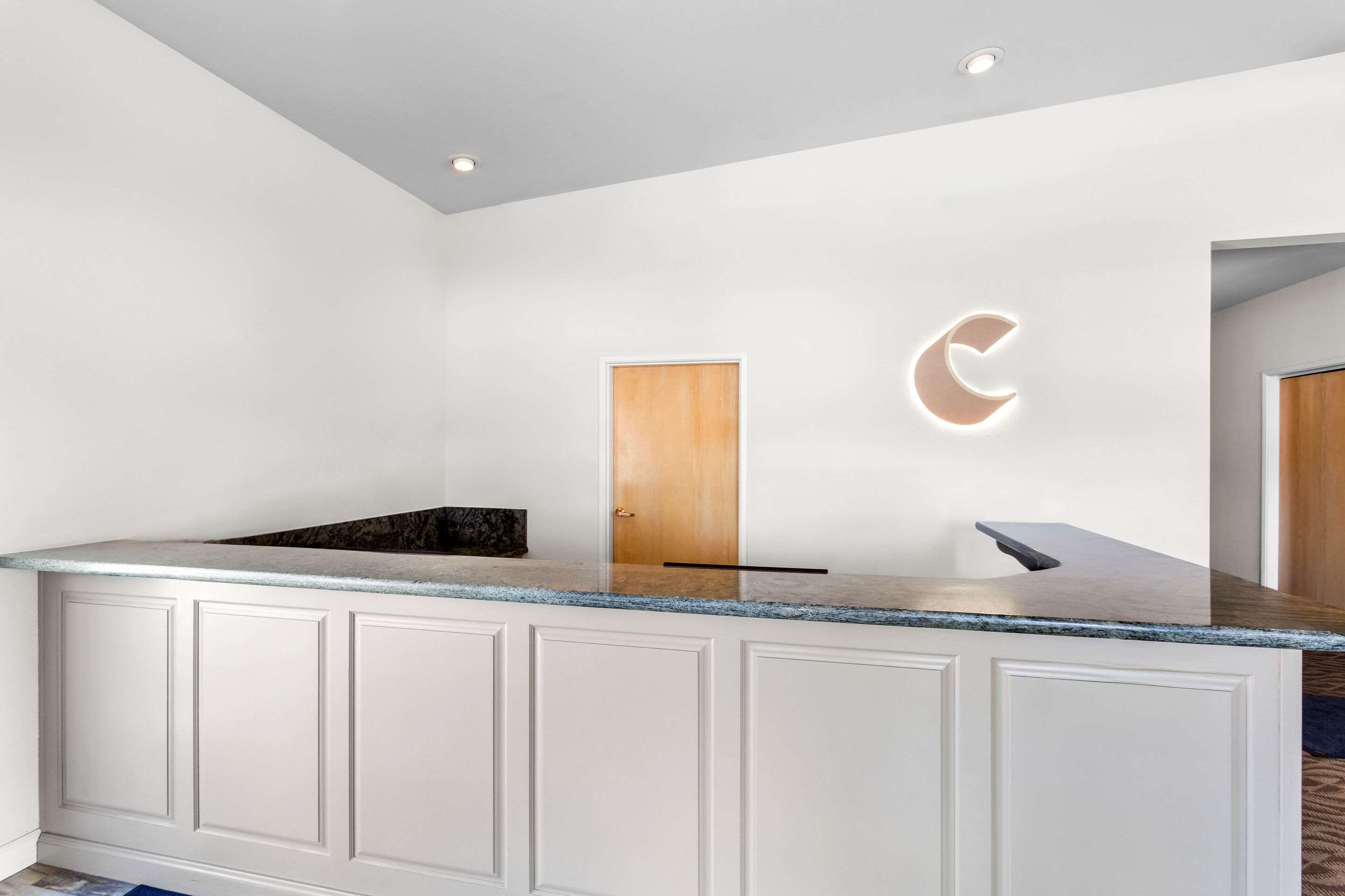 Front desk | Comfort Inn & Suites