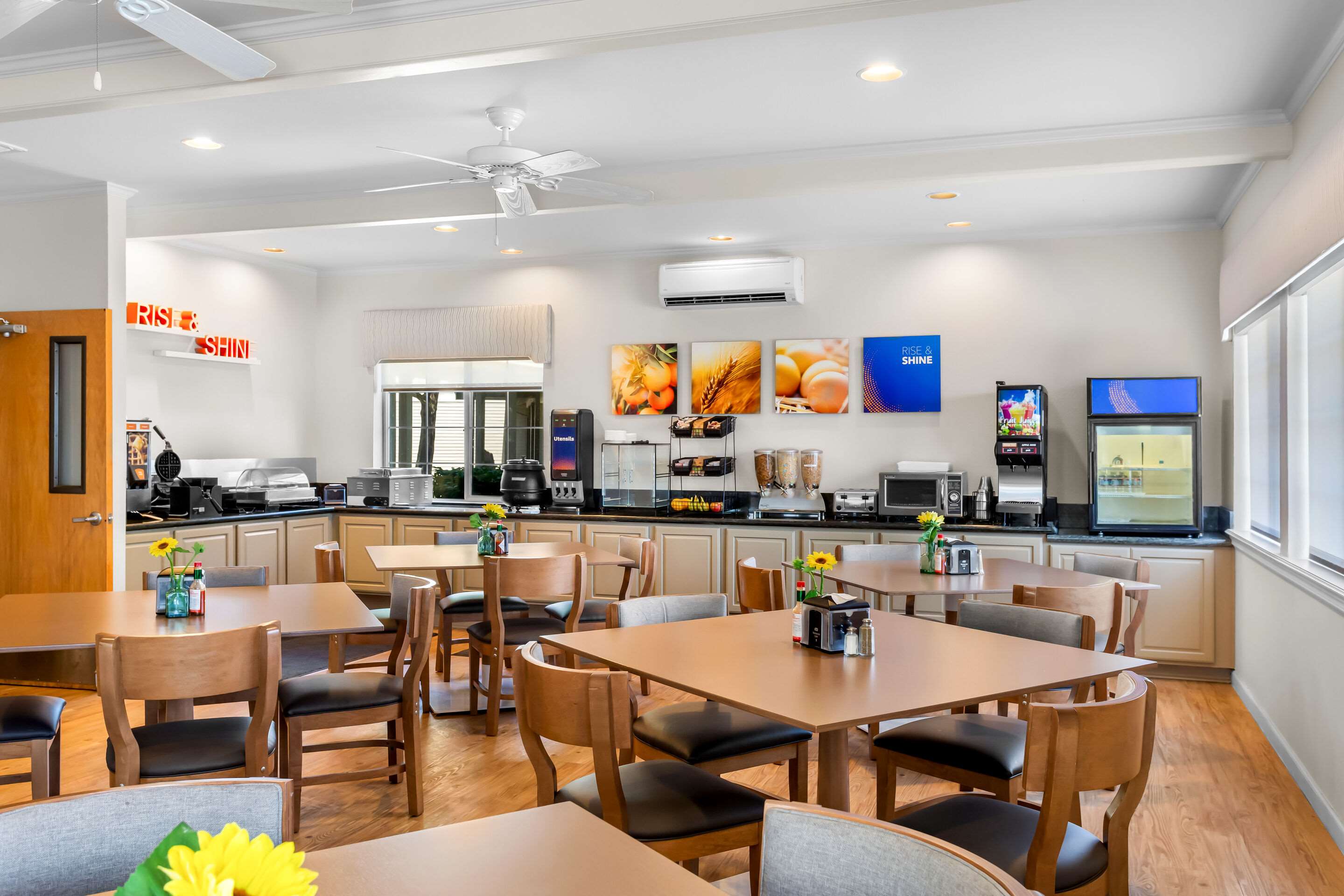 Breakfast area | Comfort Inn & Suites