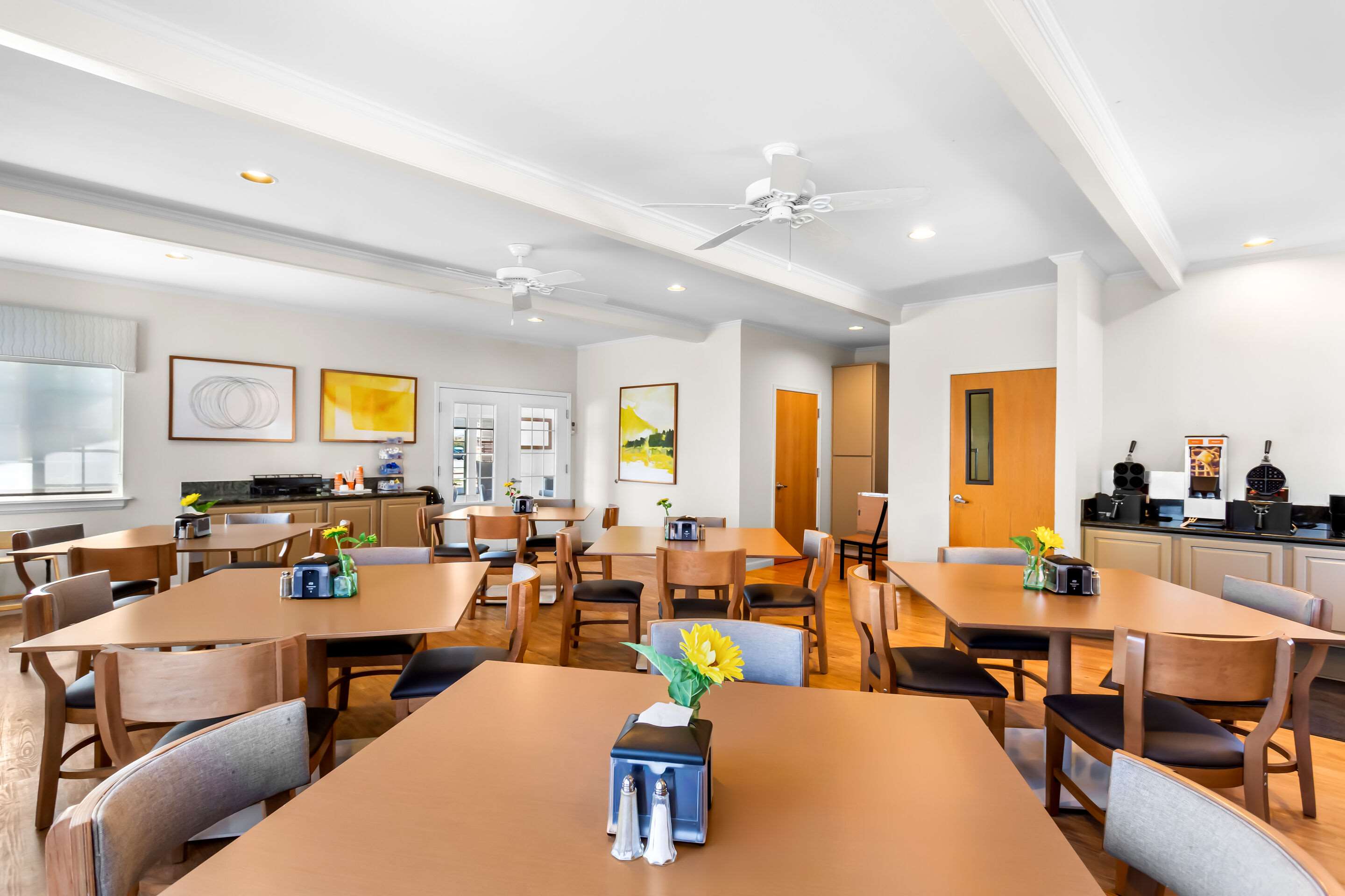Enjoy breakfast in this seating area | Comfort Inn & Suites