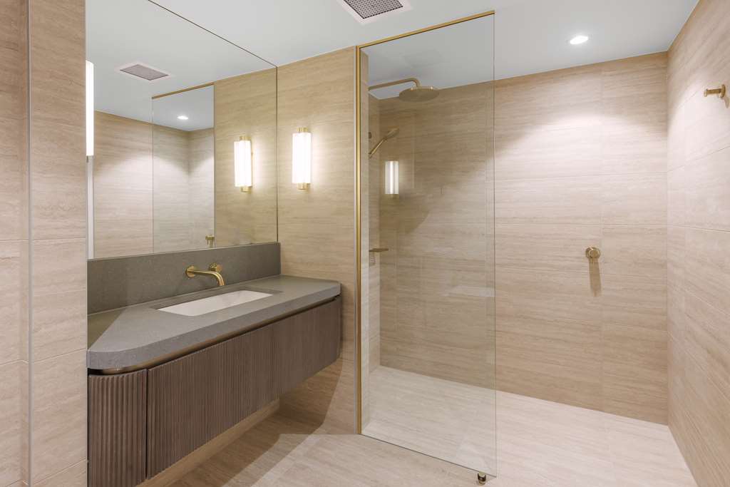AMORA HOTEL BRISBANE-guestroom-Guest Room,Bathroom,On-Site.jpg
