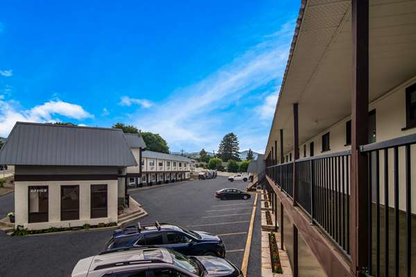Exterior view - Canadas Best Value Inn & Suites Kamloops