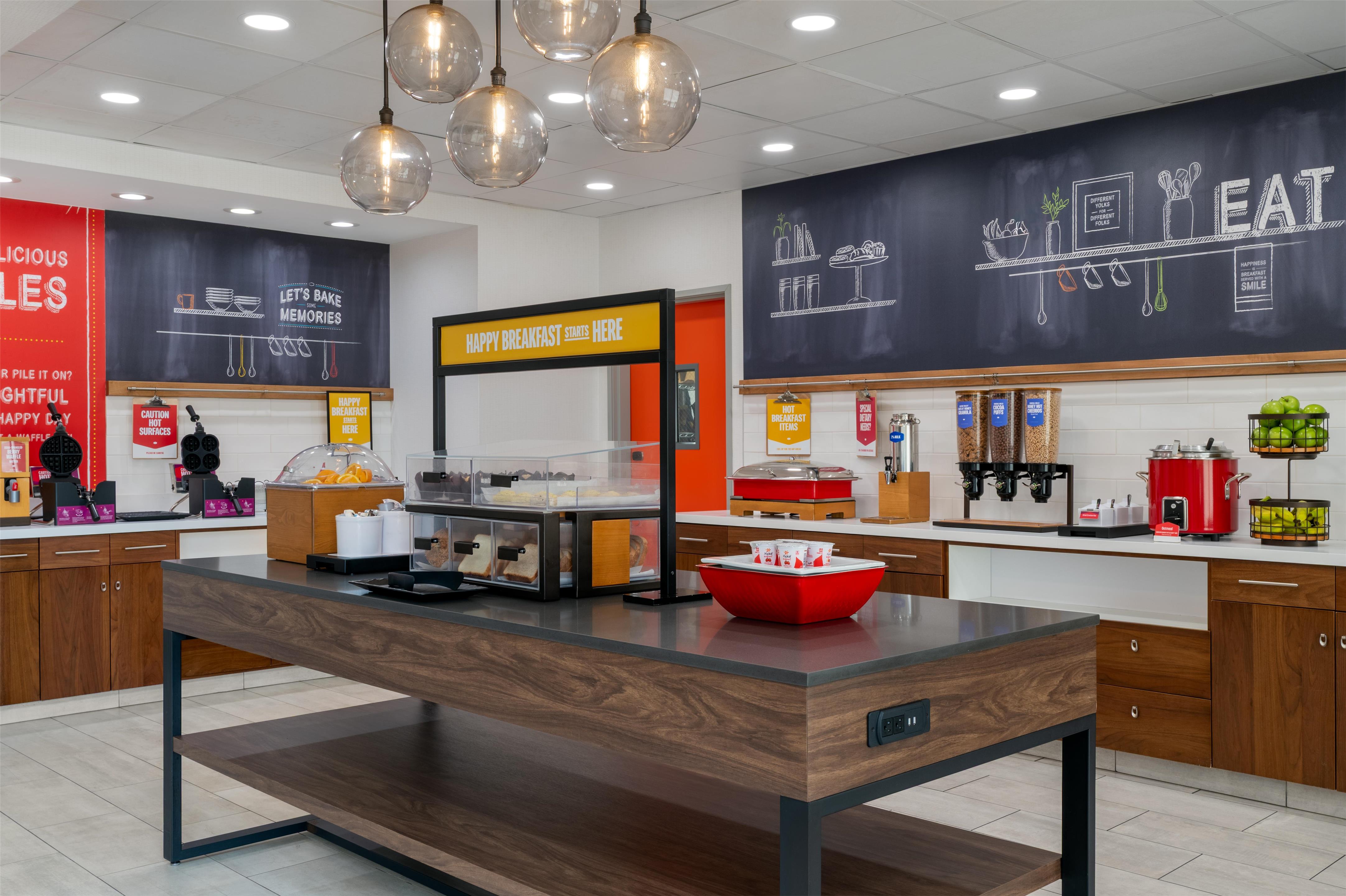 Breakfast Area | Hampton Inn & Suites Ypsilanti