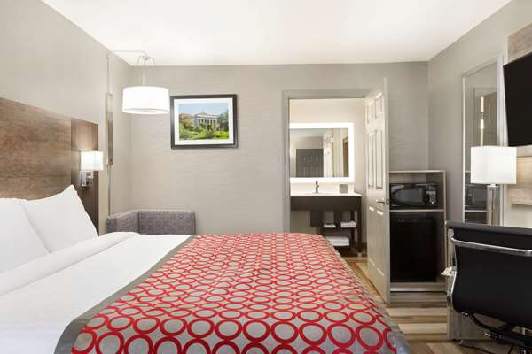  - Days Inn Bowling Green - I-65, Exit 22