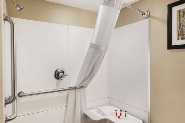  - Days Inn Bowling Green - I-65, Exit 22