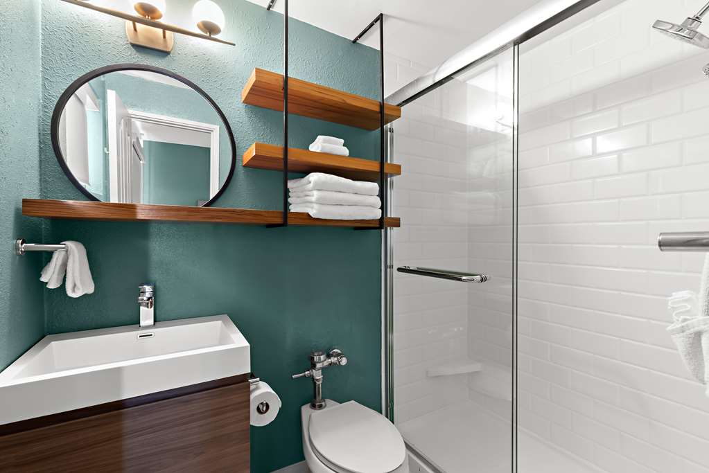BEACHCOMBER-guestroom-Guest Room,Bathroom,On-Site.jpg
