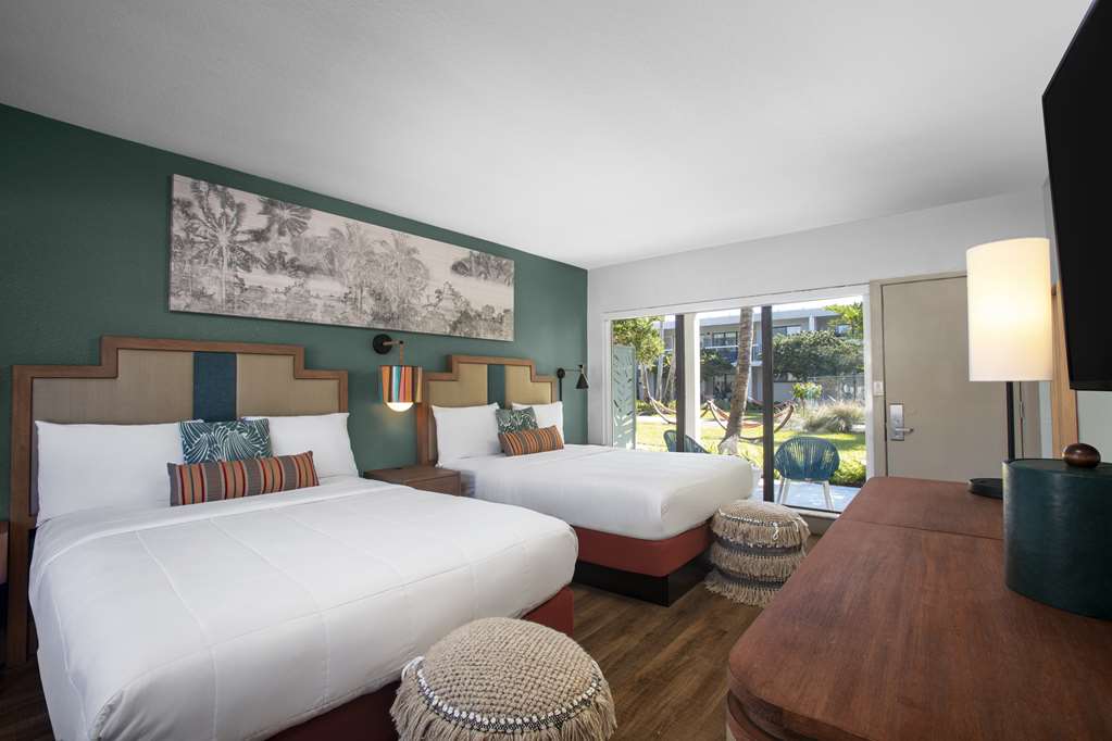 BEACHCOMBER-guestroom-Guest Room,On-Site.jpg