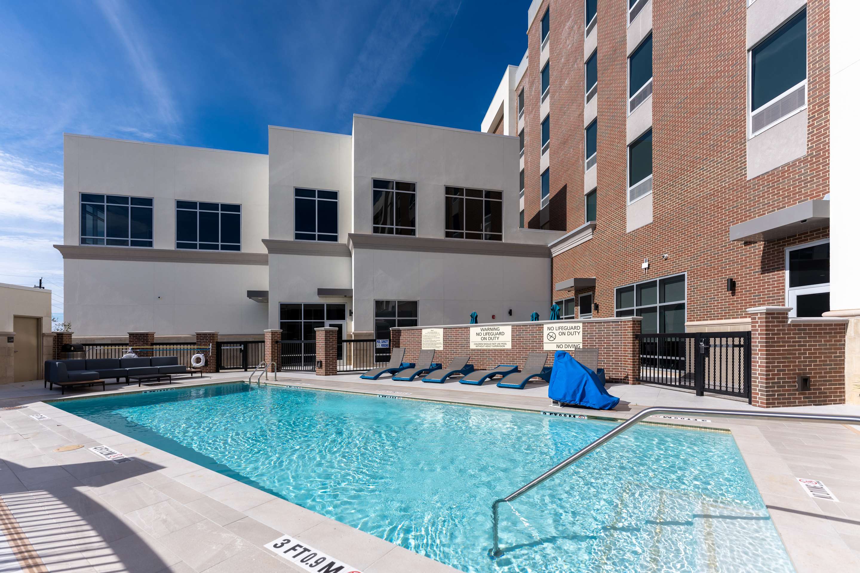 Pool | Hampton Inn & Suites Sugar Land, Tx