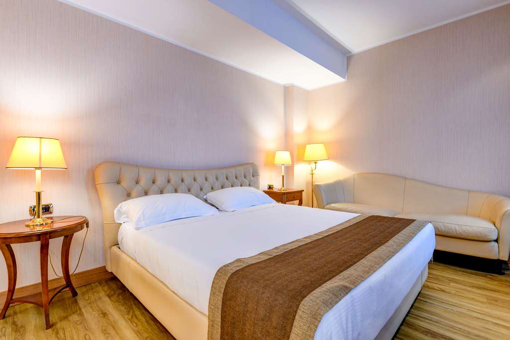 HOTEL MASTER-guestroom-Guest Room,On-Site.jpg