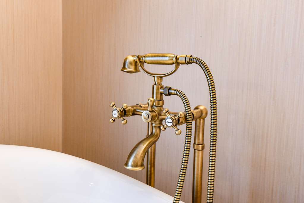 HOTEL MASTER-guestroom-Guest Room,Bathroom,Guest Room Amenity,Suite,On-Site.jpg