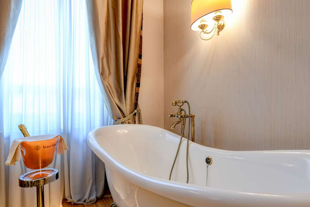 HOTEL MASTER-guestroom-Guest Room,Suite,On-Site.jpg