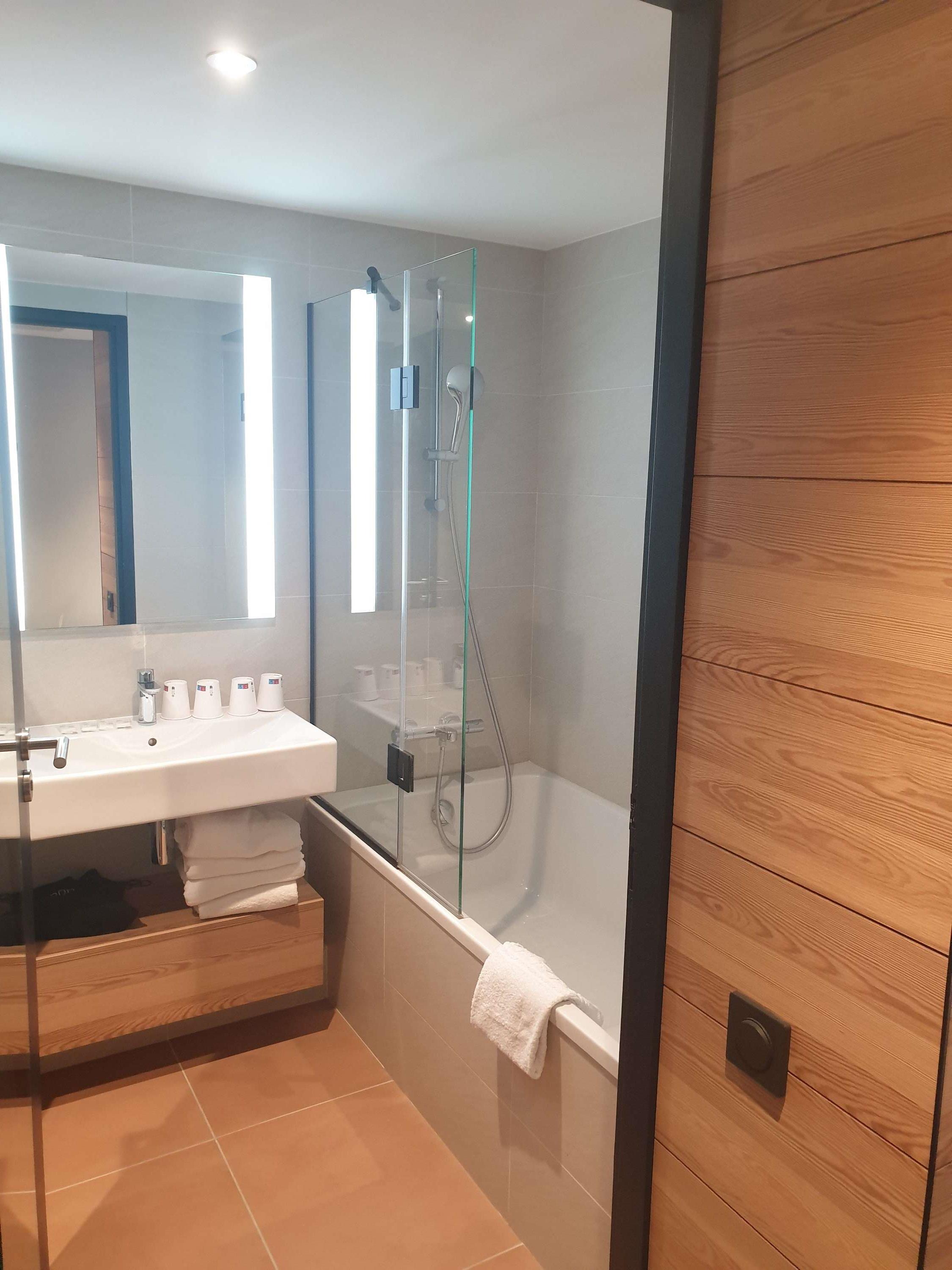 ibis Styles Albertville Room Type - Family room with a double bed and 2 convertible armchairs