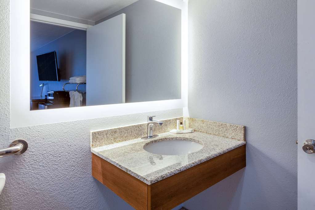 TRAVELODGE CHARLES TOWN-guestroom-Guest Room,Bathroom,Shower,Accessibility,On-Site.jpg