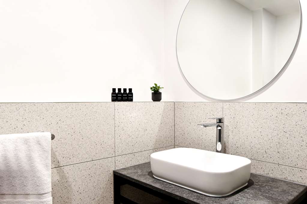 HOTELMOTEL ADELAIDE-guestroom-Guest Room,Bathroom,On-Site.jpg