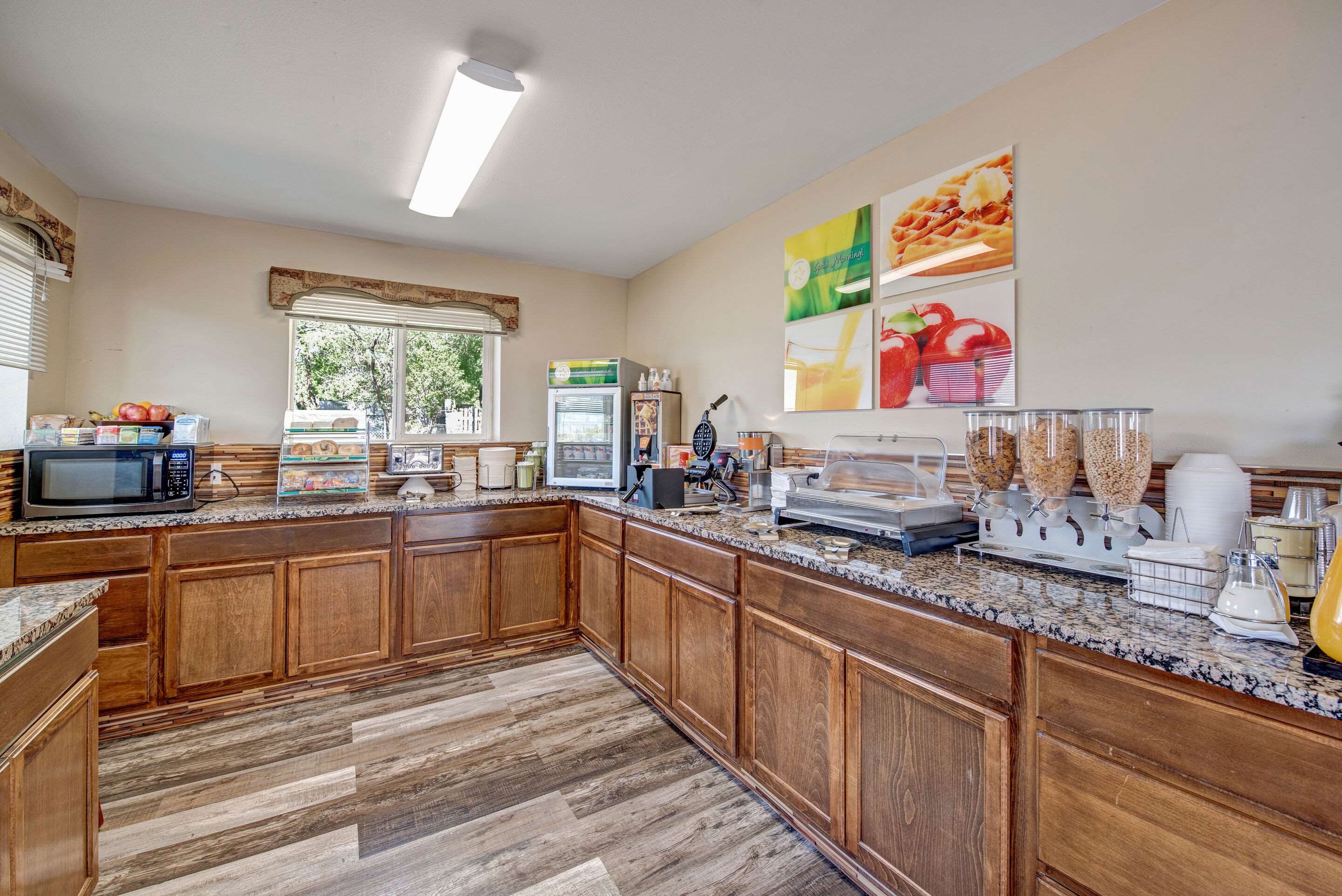 Breakfast area | Quality Inn
