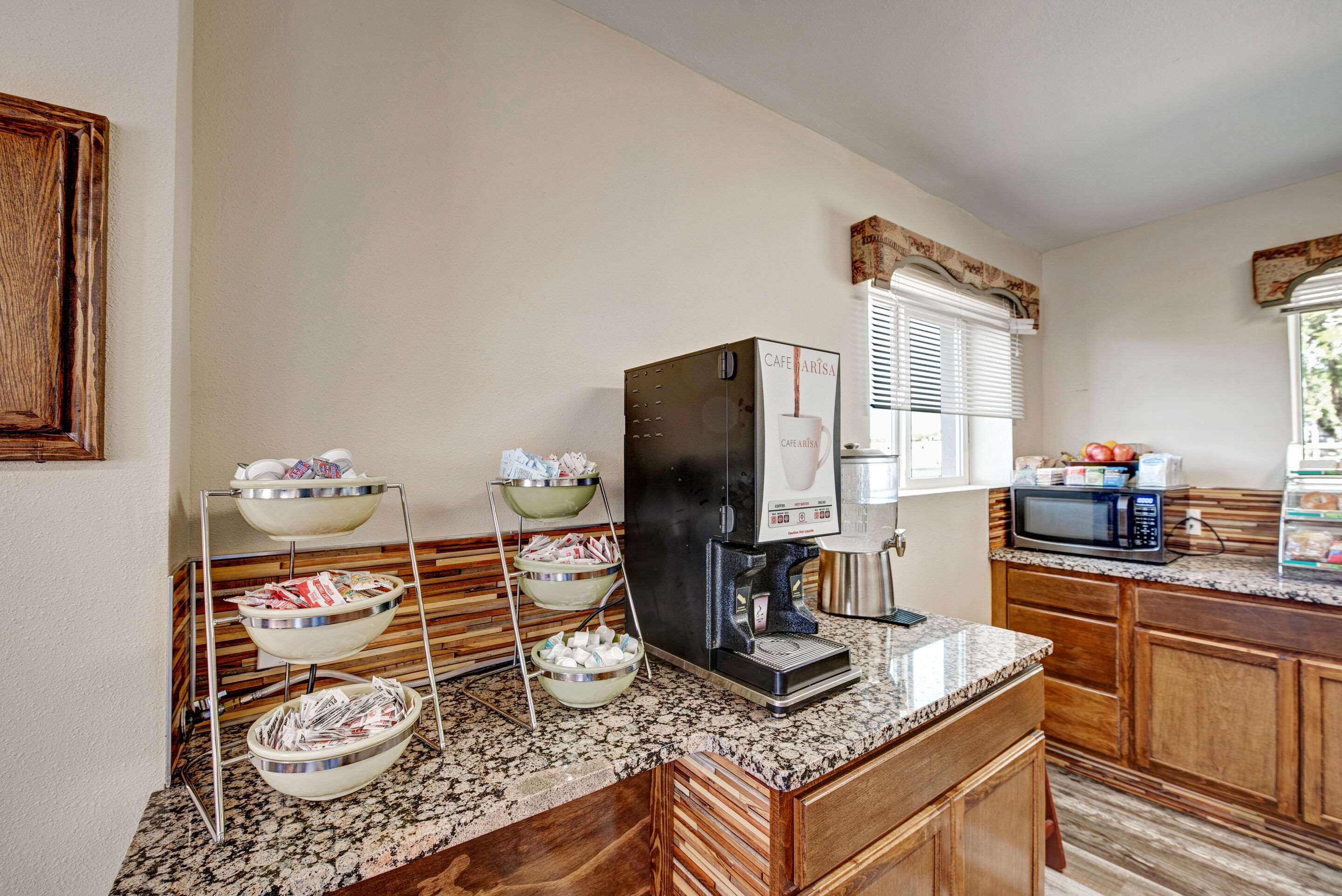 Breakfast area | Quality Inn