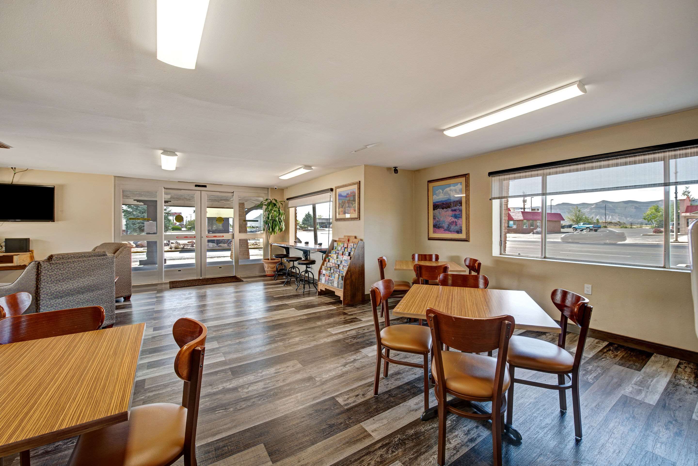 Breakfast area | Quality Inn