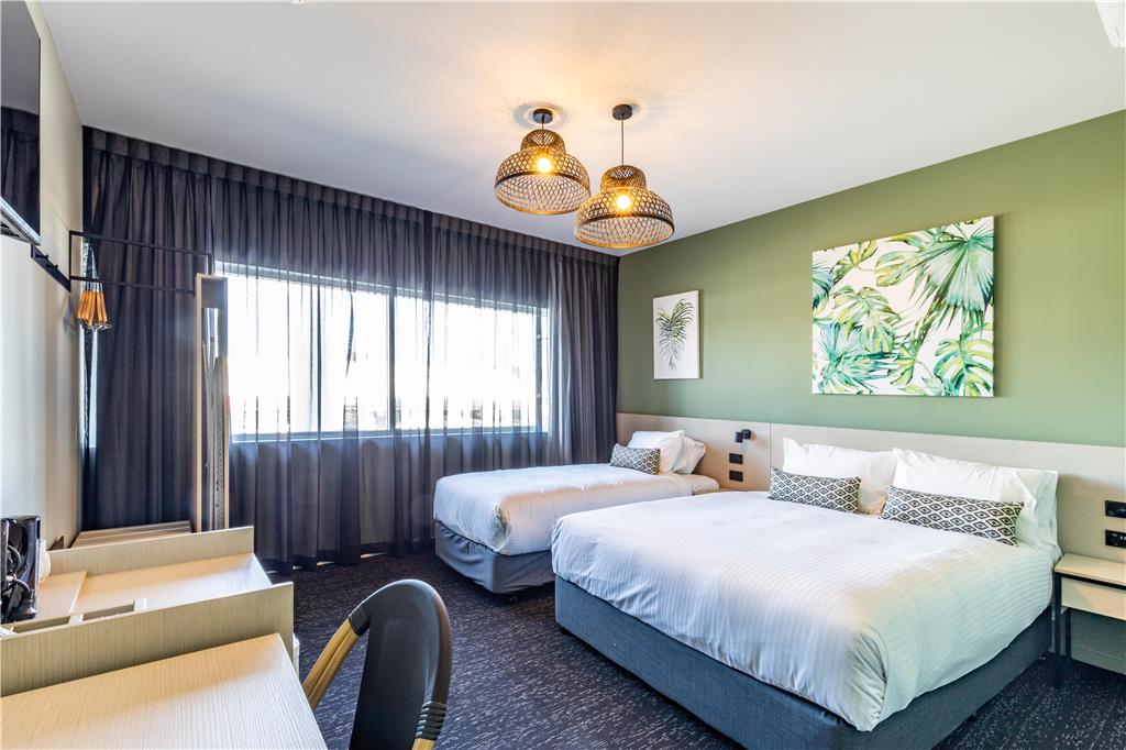 NIGHTCAP AT COMMERCIAL HOTEL-guestroom-Guest Room,On-Site.jpg