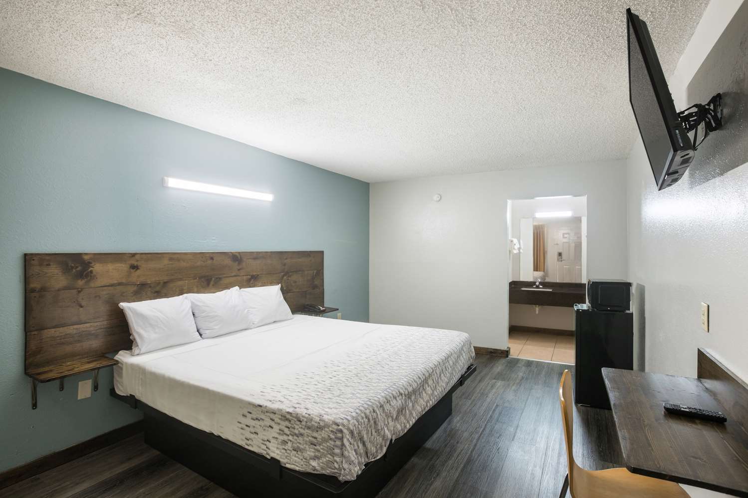 1 King Bed Smoking image