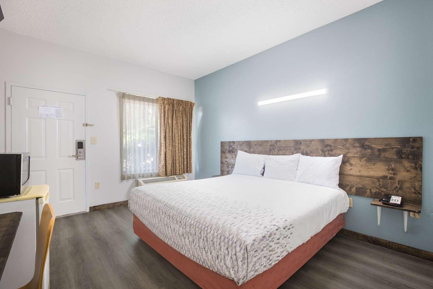 1 King Bed Non-Smoking image