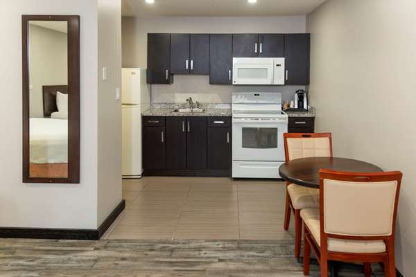  - Econo Lodge Inn & Suites Medicine Hat