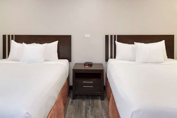  - Econo Lodge Inn & Suites Medicine Hat