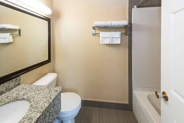  - Econo Lodge Inn & Suites Medicine Hat