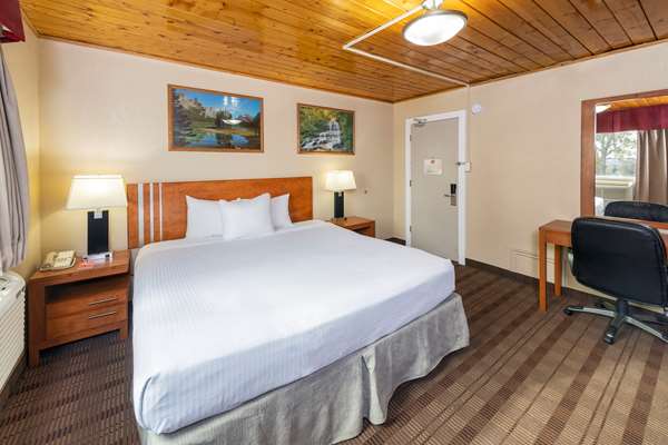  - Econo Lodge Inn & Suites Medicine Hat