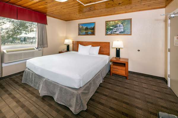  - Econo Lodge Inn & Suites Medicine Hat