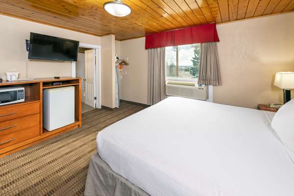  - Econo Lodge Inn & Suites Medicine Hat